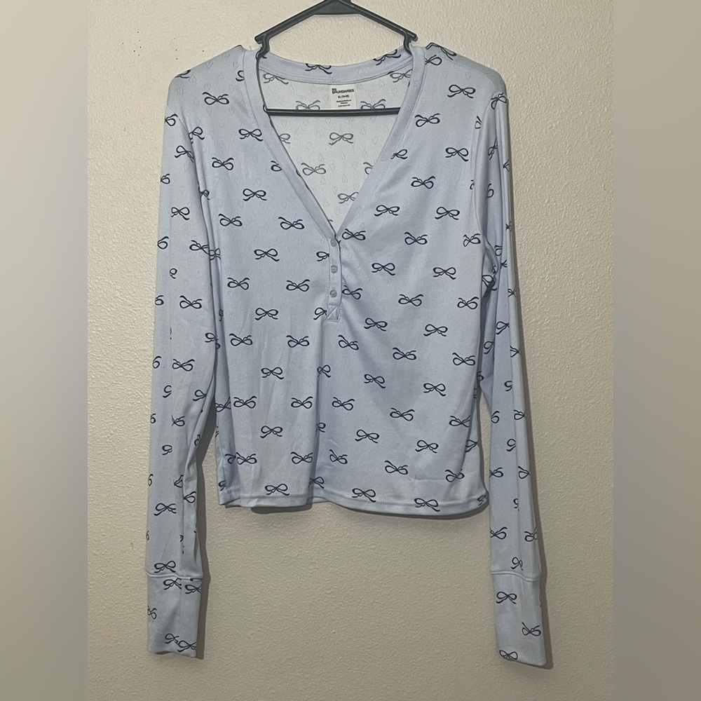 No Boundaries Light Blue Bow Pattern Long Sleeve Top size XL